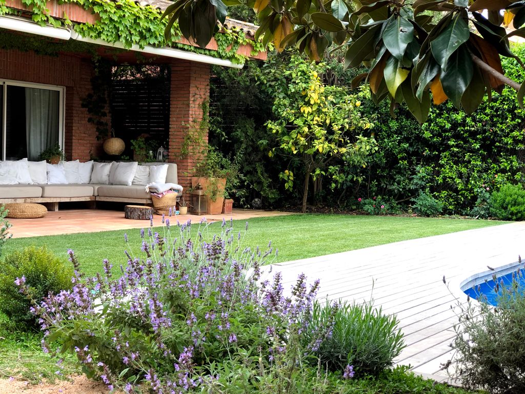 Jardín de bajos requerimientos hídricos diseñado por Marta Roca de Espaiverd