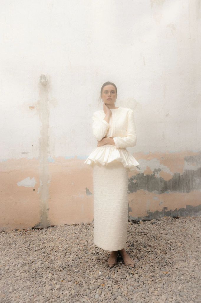 Traje blanco de chaqueta con falda para una boda civil