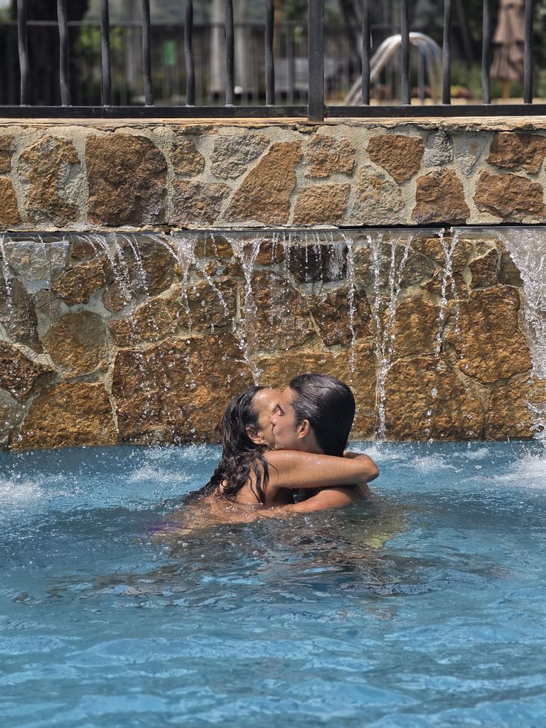 El abrazo en la piscina