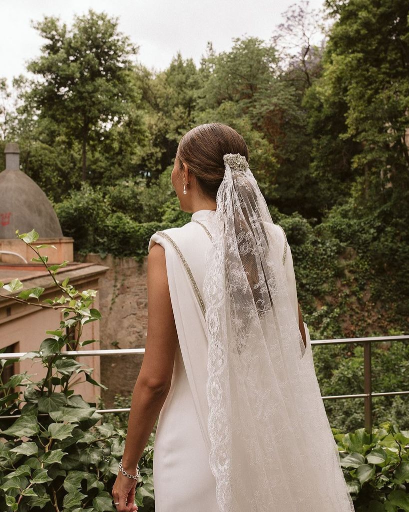 Novia con mantilla y broche