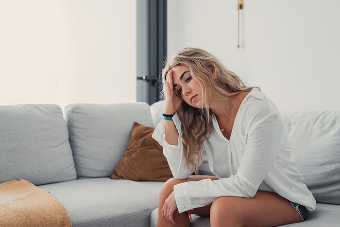 mujer con dolor de cabeza