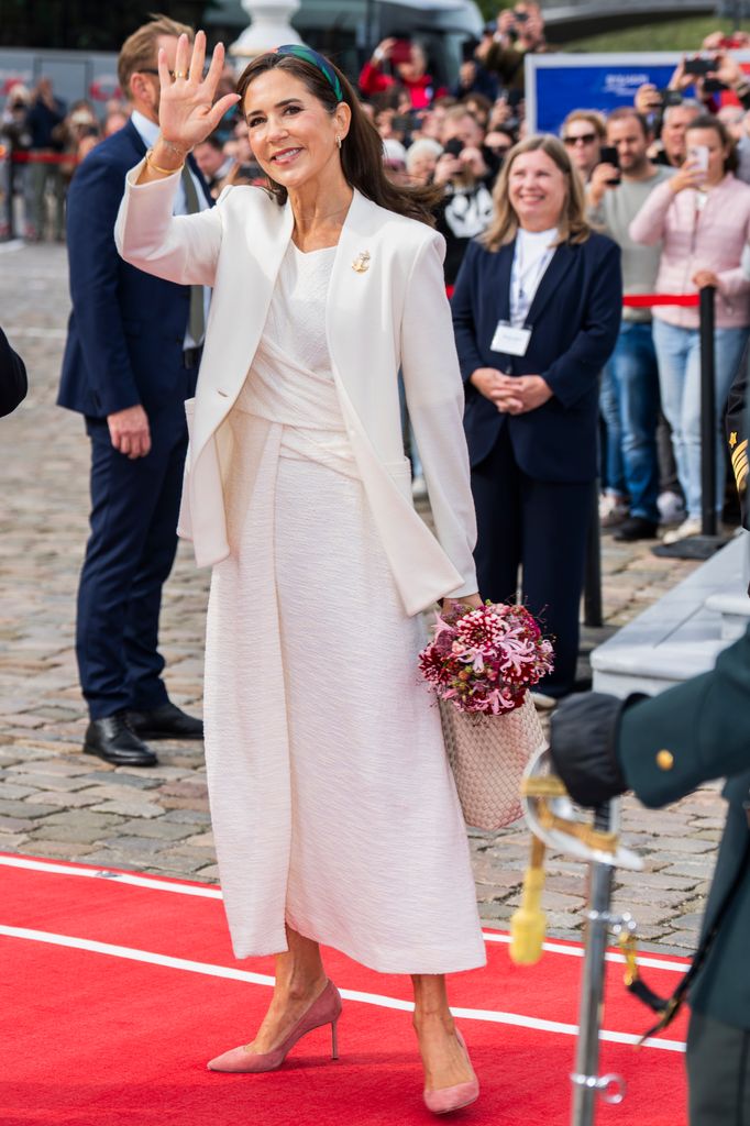 El look de la reina Mary de Dinamarca para el desembarco oficial de la tripulación del buque real Dannebrog