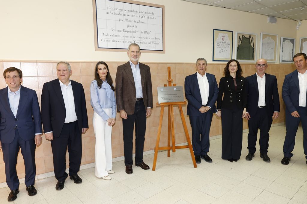 Don Felipe y doña Letizia han inaugurado una placa que refleja su visita a la Fundación del Padre Llanos 