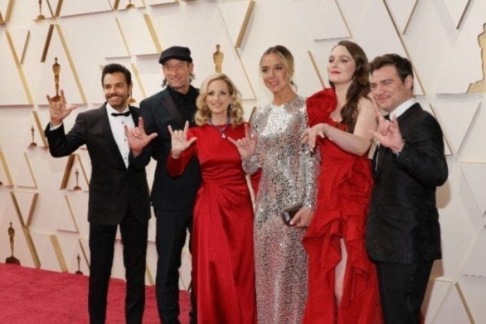Eugenio Derbez con el elenco de CODA