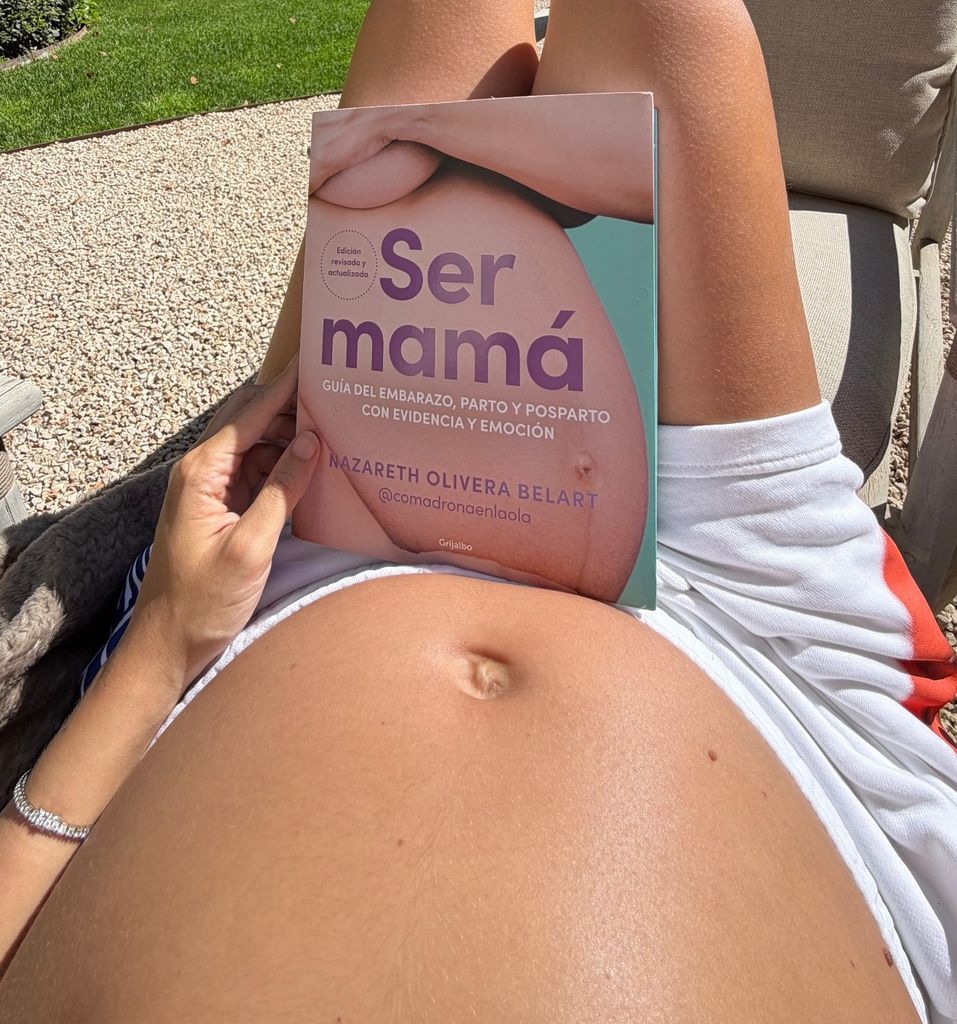 La foto de su ya enorme barriguita leyendo 