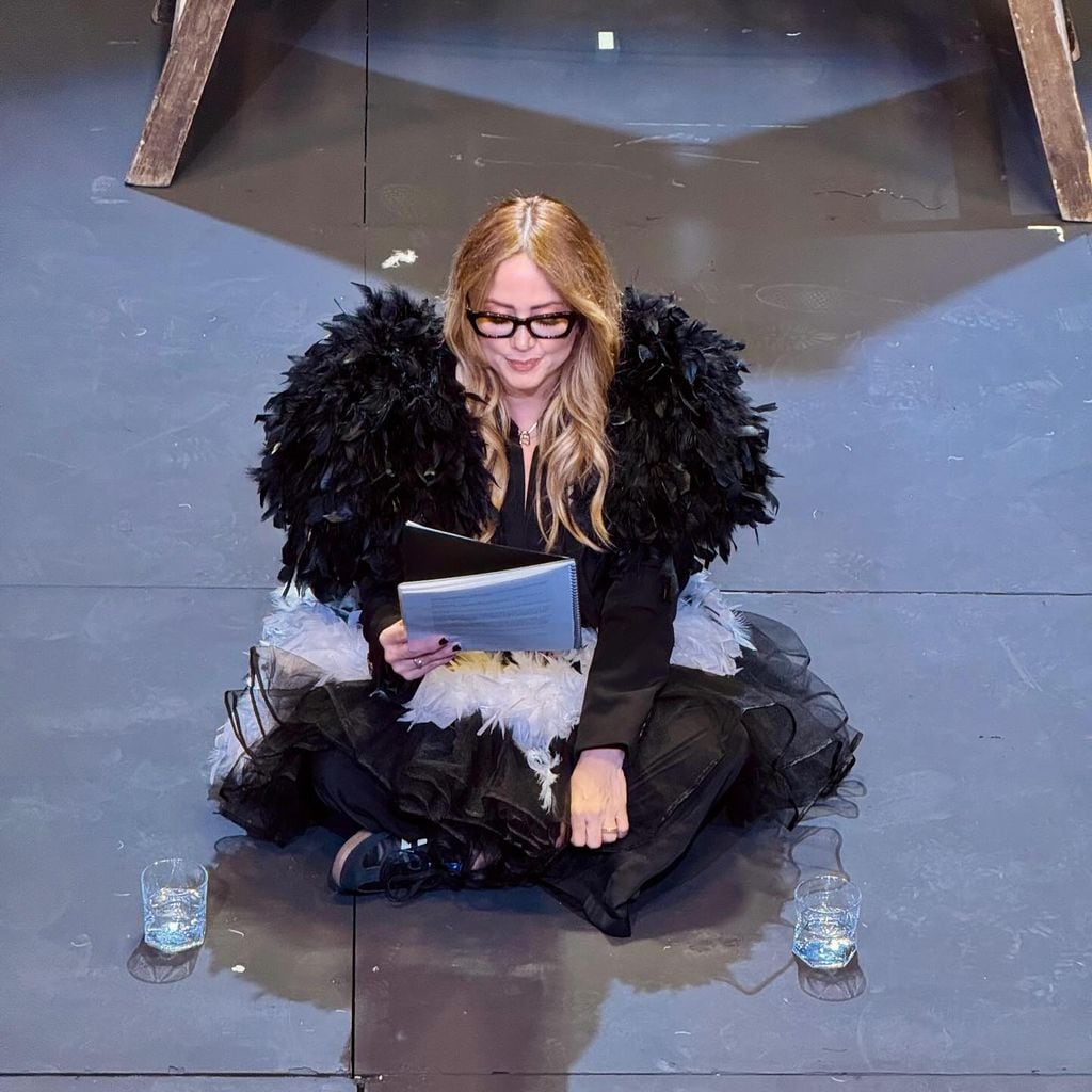 Andrea Legarreta en la obra de teatro 'Conejo Blanco, Conejo Rojo'