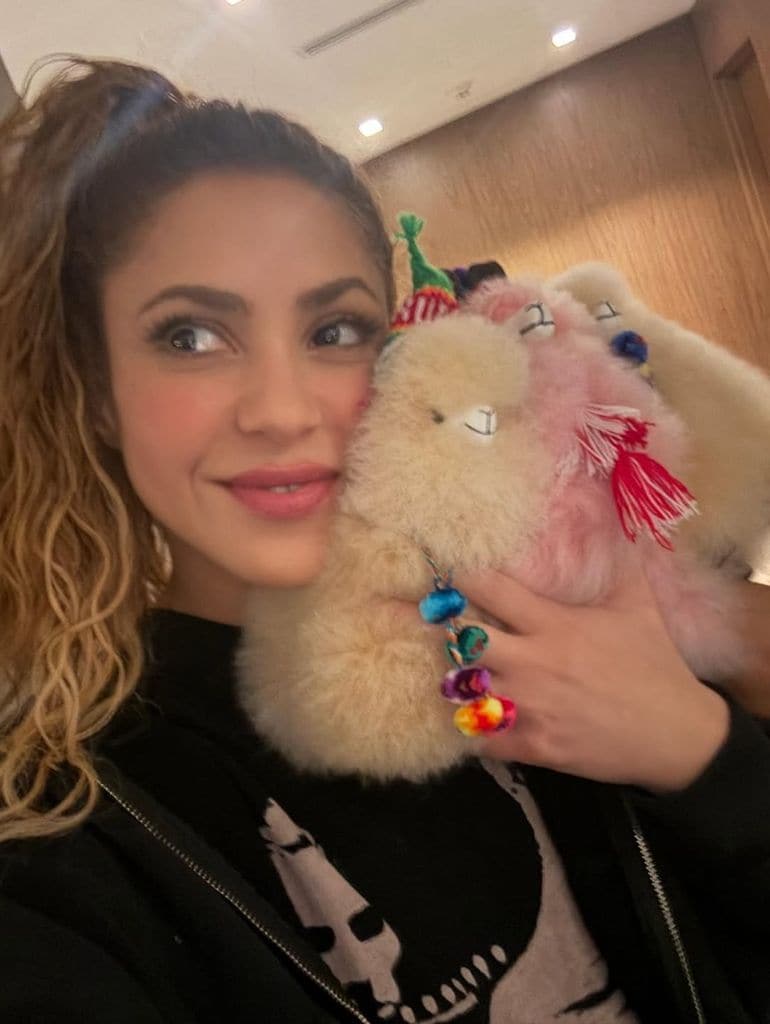 Shakira posa con un peluche de la típica llama peruana