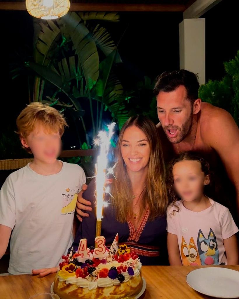 Helen Lindes y Rudy Fernández con sus hijos