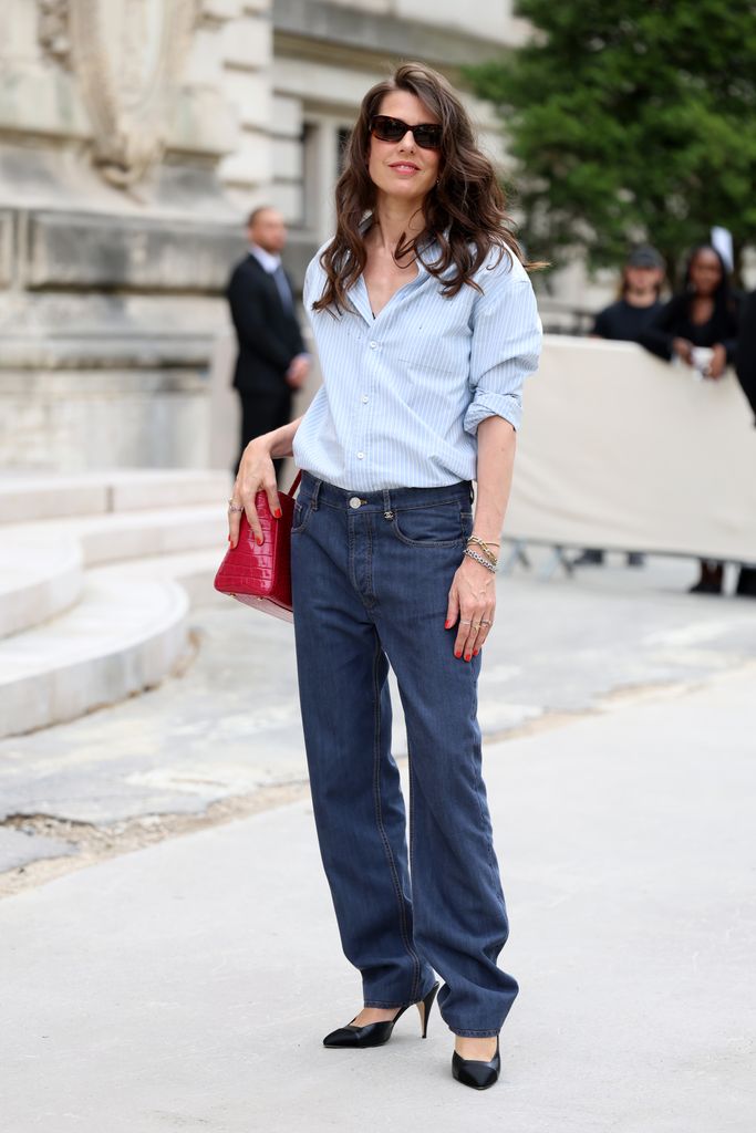 Carlota Casiraghi en vaqueros y camisa en el desfile de Alta Costura de Chanel, 2026, París.
