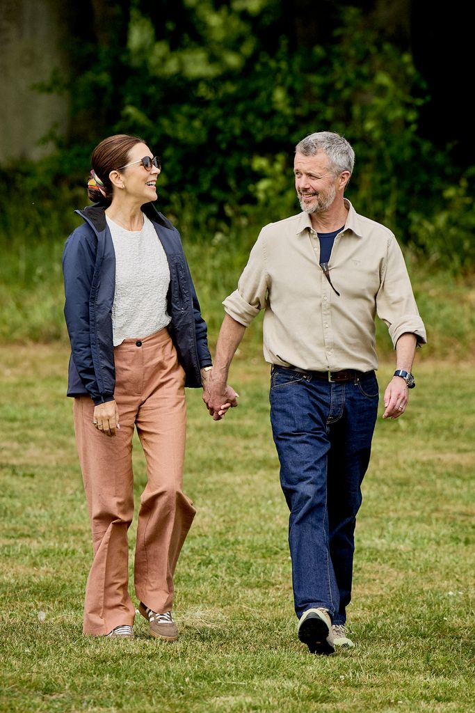 La reina Mary de Dinamarca, de romántico paseo en zapatillas con el rey Federico x durante su gira de verano