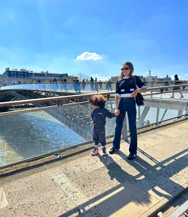 Hiba Abouk con su pequeño