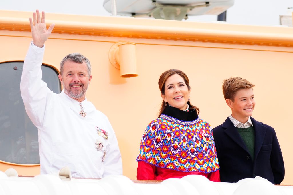 Federico y Mary de Dinamarca, con su hijo Vincent, a bordo del barco real antes de poner pie en Groenlandia