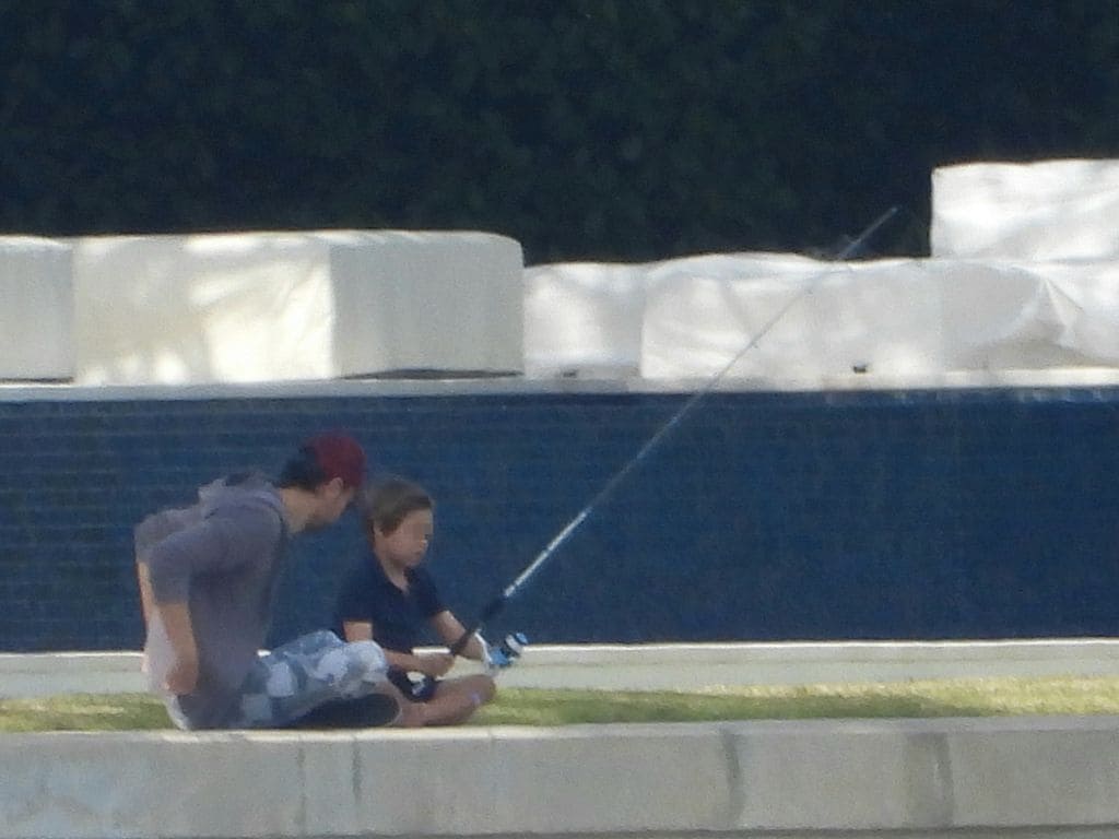 Las fotos de Enrique Iglesias enseñando a pescar a su hijo en Miami