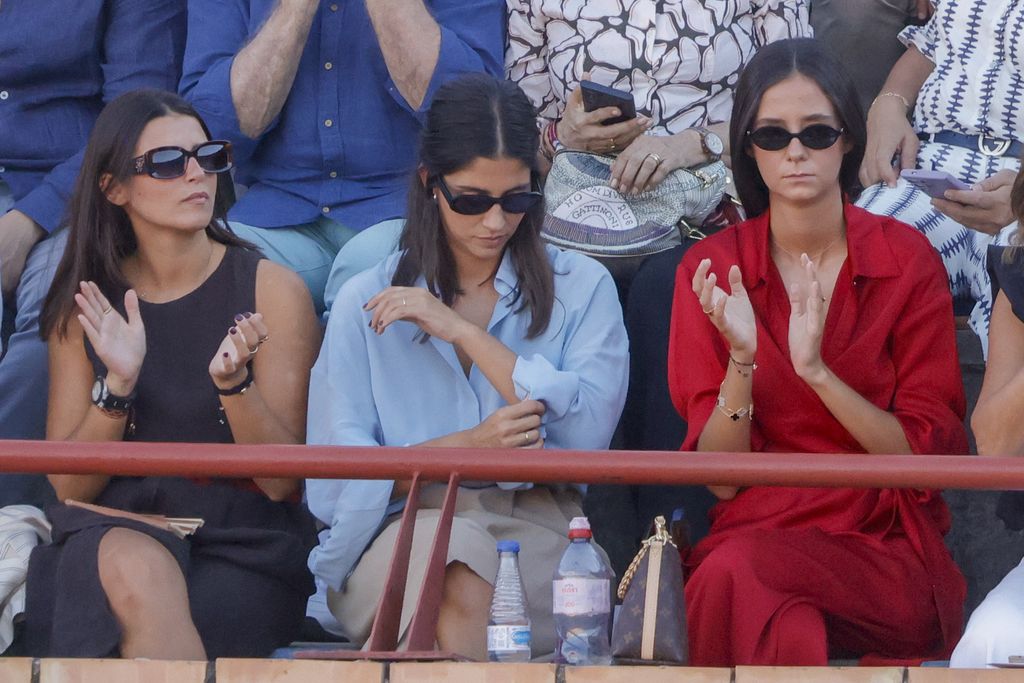 Victoria Federica y María García de Jaime acompañan a Tana Rivera viendo a Roca Rey