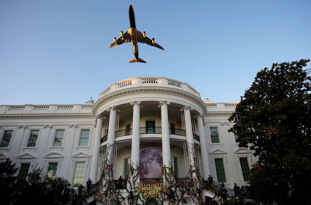 El Air Force One sobrevuela la Casa Blanca mientras el presidente de los Estados Unidos, Donald Trump, y la primera dama, Melania Trump, presiden el evento 'Halloween en la Casa Blanca' el 29 de octubre de 2026 en Washington, D. C.