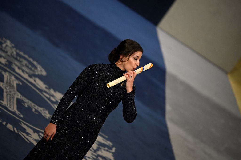 Carolina Marín besando el Premio Princesa de Asturias 2024 a los deportes 
