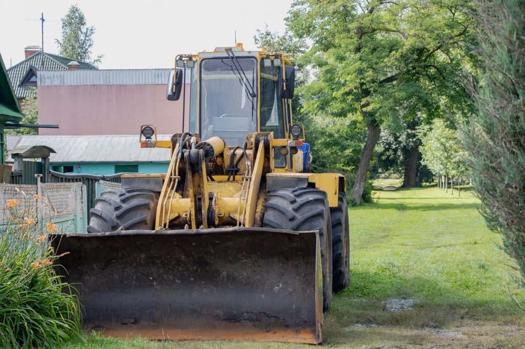 Maquinaria para las obras del sendero en el jardín