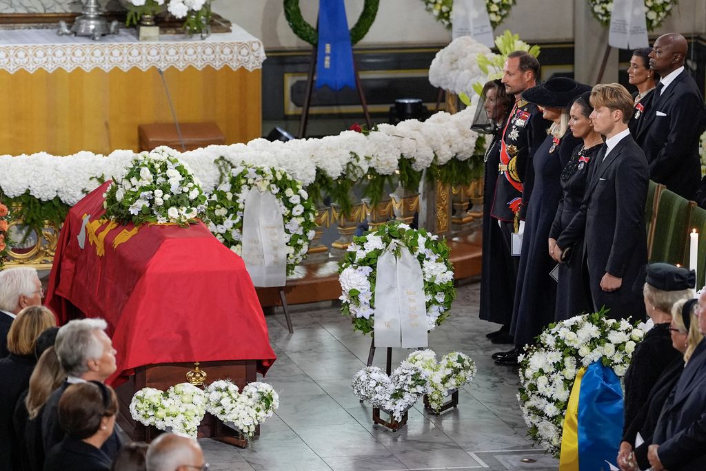 La reina Sonia de Noruega, el rey Haakon VIII de Noruega, la reina Mette-Marit de Noruega, la princesa heredera Ingrid Alexandra y el príncipe Sverre Magnus permanecen junto al féretro durante el funeral del difunto rey de Noruega en la catedral de Oslo, en Noruega.