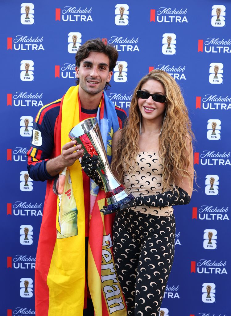 Ferran Torres #7 de España posa con Shakira, quien le entregó el Trofeo de Jugador Superior Michelob Ultra.