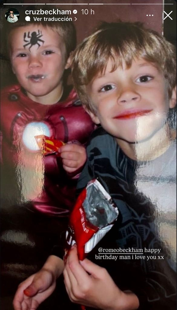 Cruz Beckham felicitó a su hermano con esta linda foto de cuando eras niños.