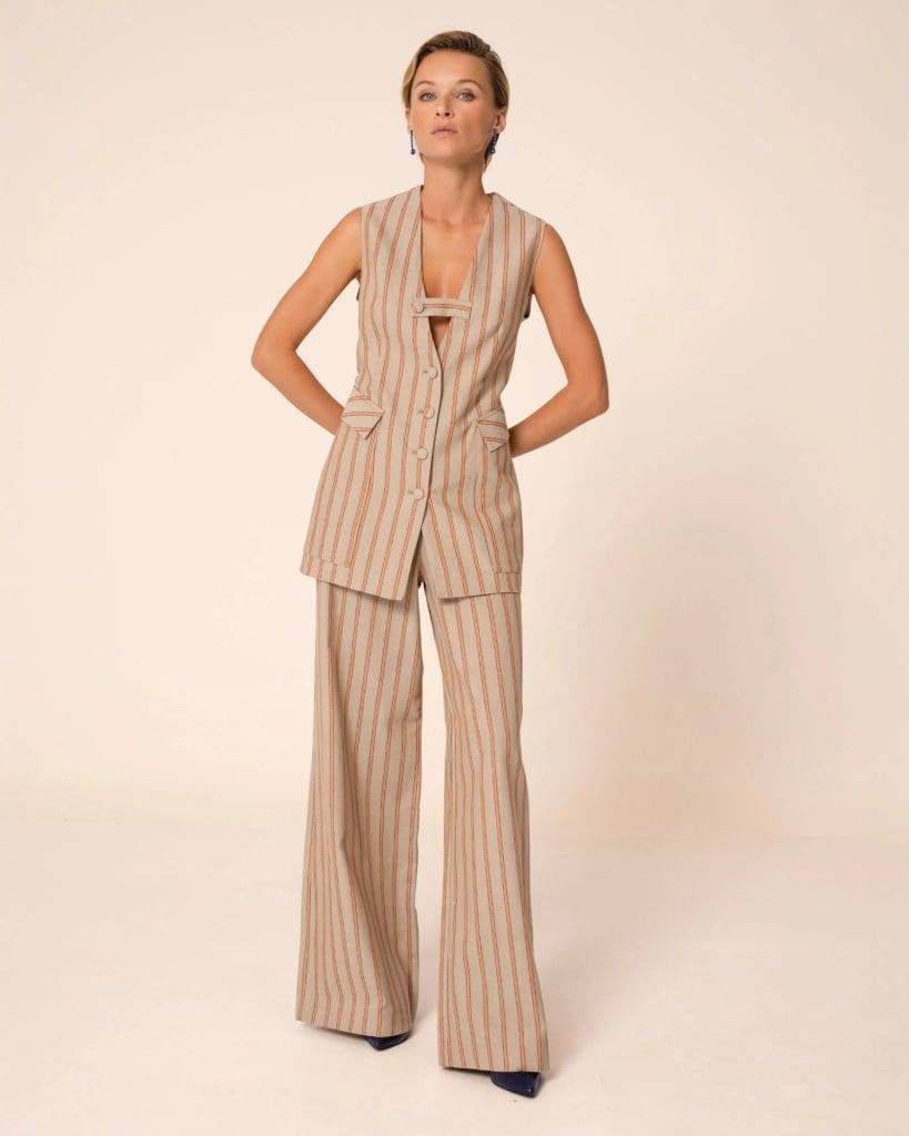 Looks de invitada para bajitas rayas