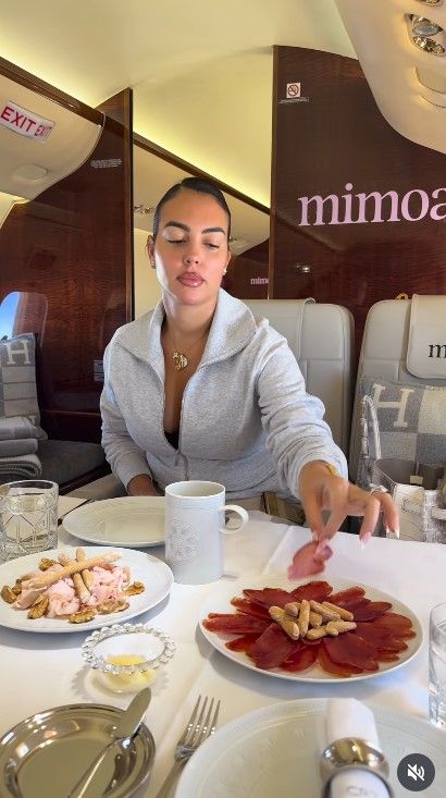 Georgina comiendo embutido en su jet privado
