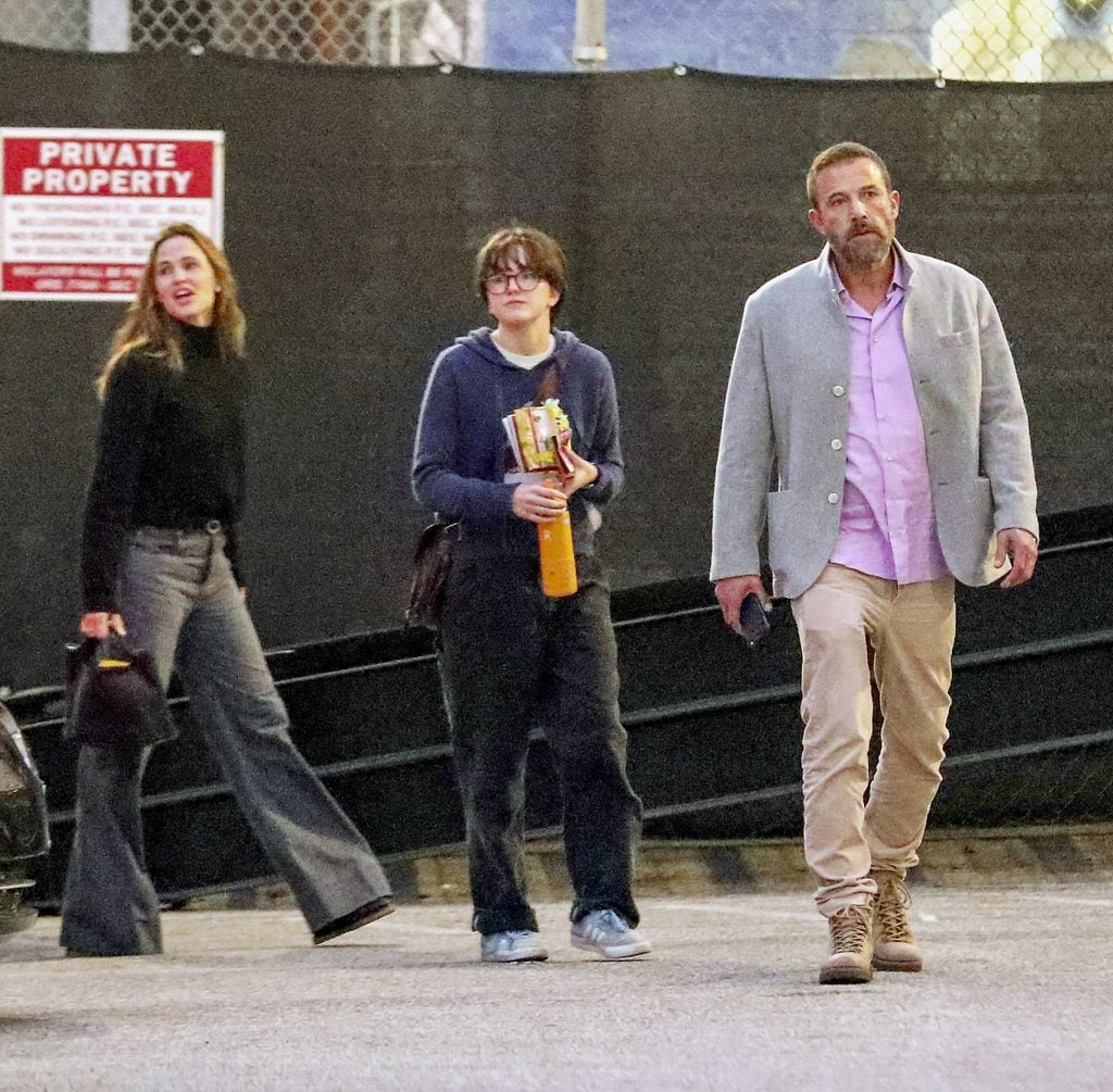 Ben Affleck y su exesposa Jennifer Garner fueron al teatro con su hijo Fin.