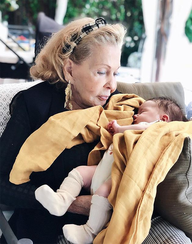 La abuela de Elena Tablada con su bisnieta