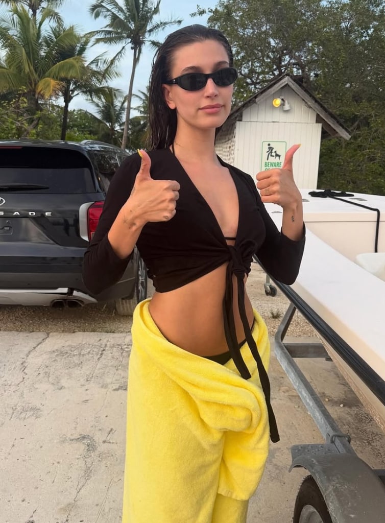 Hailey Bieber tras grabar la campaña de lemontini de rhode.