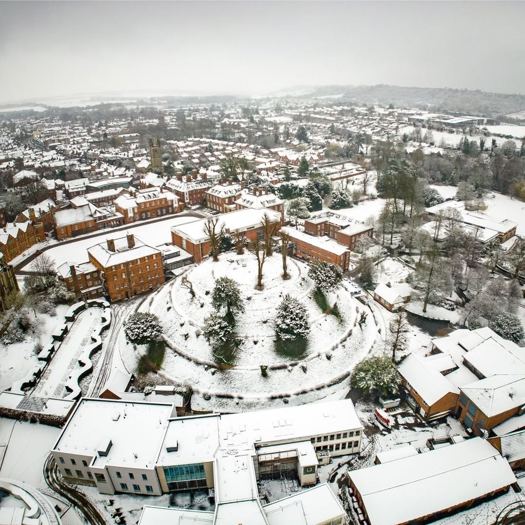 El Marlborough College, completamente nevado en imágenes compartidas por el centro este martes 7 de enero de 2025