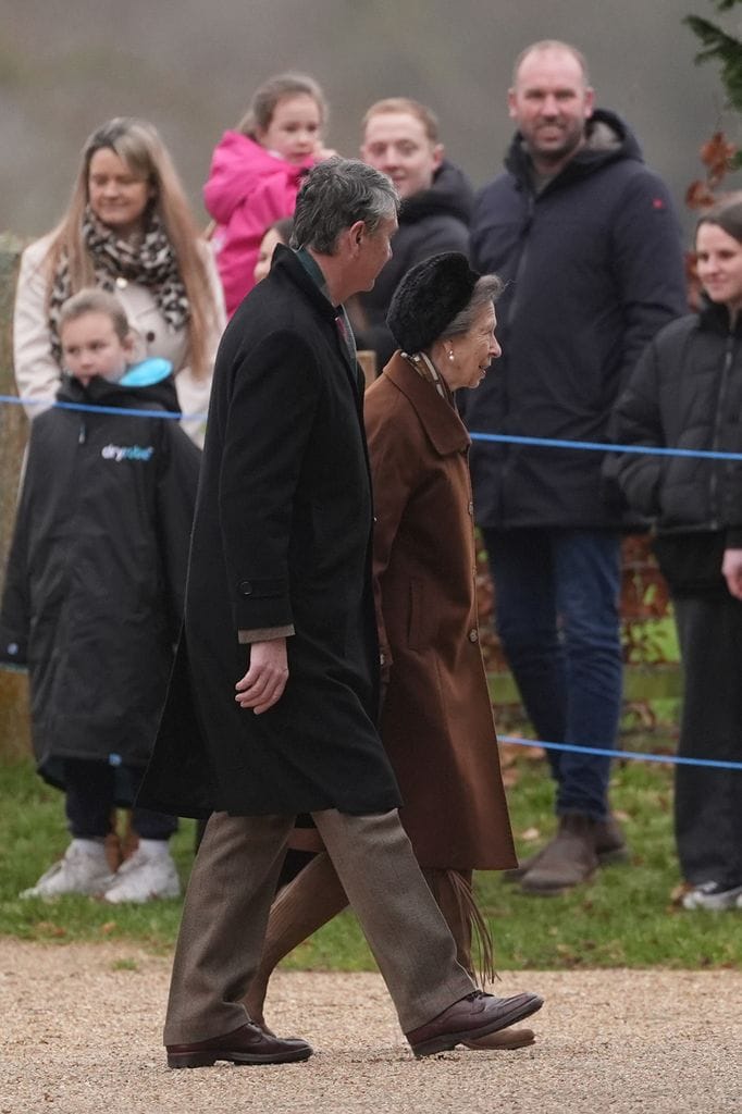La hermana del Rey y su marido saludando al público congregado en los alrededores del templo