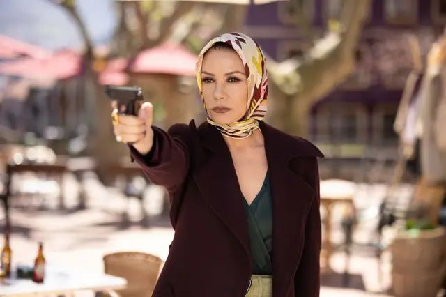 Catherine Zeta´Jones es Jackim una letal y glamurosa asesisna