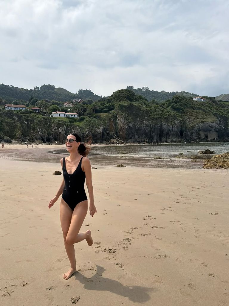 Los looks de Sassa de Osma en Cantabria, de su bañador reductor a sus caftanes estampados