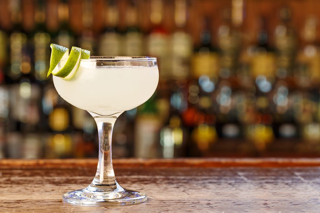 Daiquiri, con un twist de piel de lima.