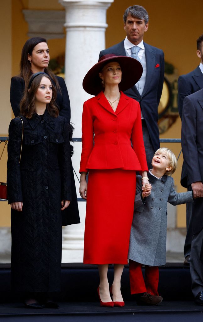 Alexandra de Hannover, Beatrice Borromeo y Francesco Casiraghi asisten a las ceremonias que marcan el Día Nacional en el Palacio de Mónaco el 19 de noviembre de 2022. - RESTRINGIDO A USO EDITORIAL/NO TABLOID (Foto de ERIC GAILLARD / POOL / AFP) / RESTRINGIDO A USO EDITORIAL/NO TABLOID (Foto de ERIC GAILLARD/POOL/AFP via Getty Images)