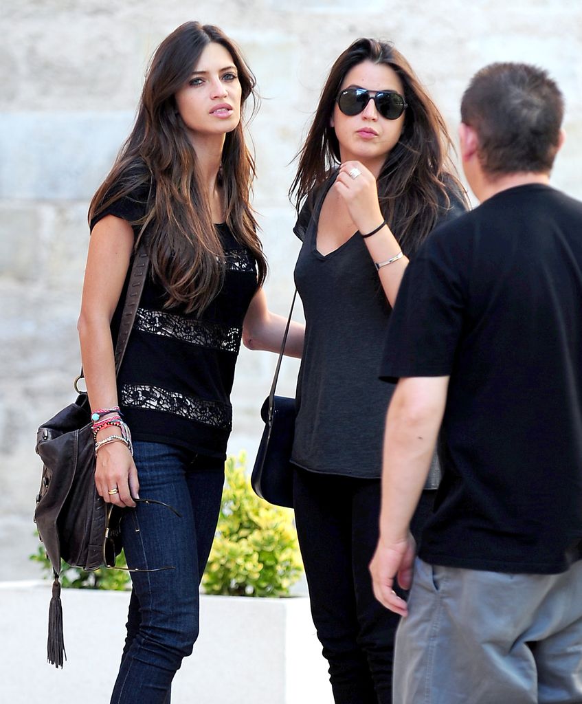 Sara Carbonero con su hermana Irene en 2012