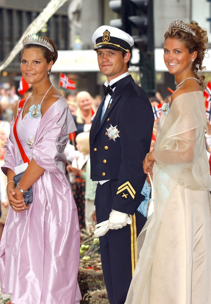 Los príncipes Victoria, Carlos Felipe y Magdalena de Suecia en 2001