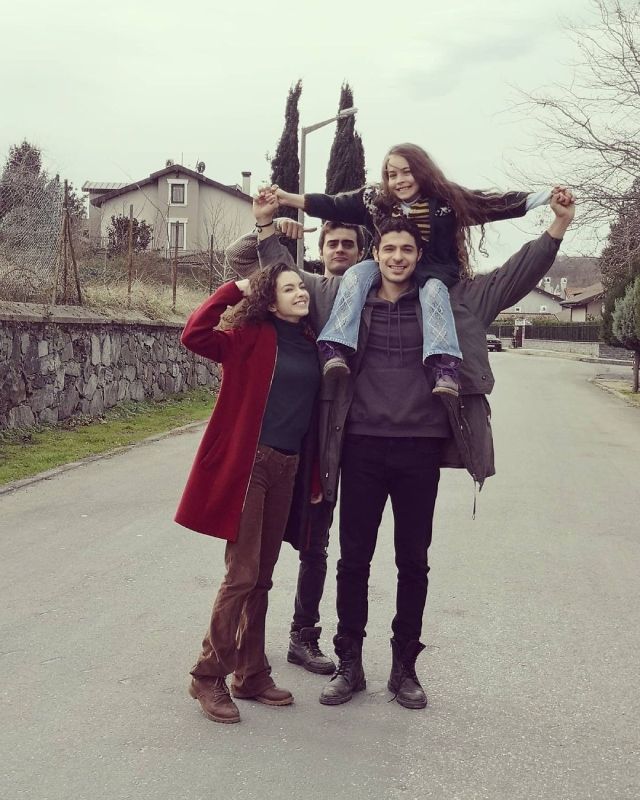 Los hermanos mayores en la ficción de Aylin Akpınar, adoran a la pequeña actriz de 11 años