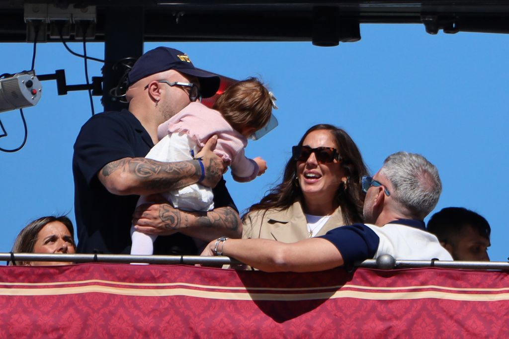 Kiko Rivera, Anabel Pantoja y Antonio Abad junto a la pequeña Alma en un balcón de Sevilla, 30 de marzo de 2026 