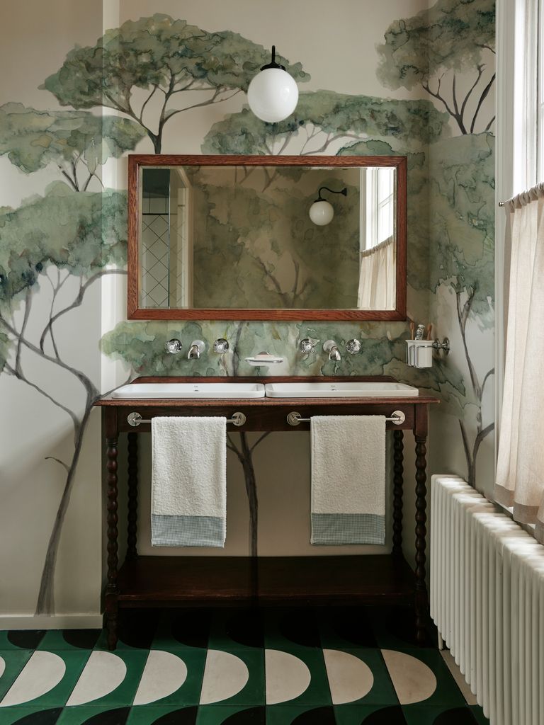 Baño con mural vegetal