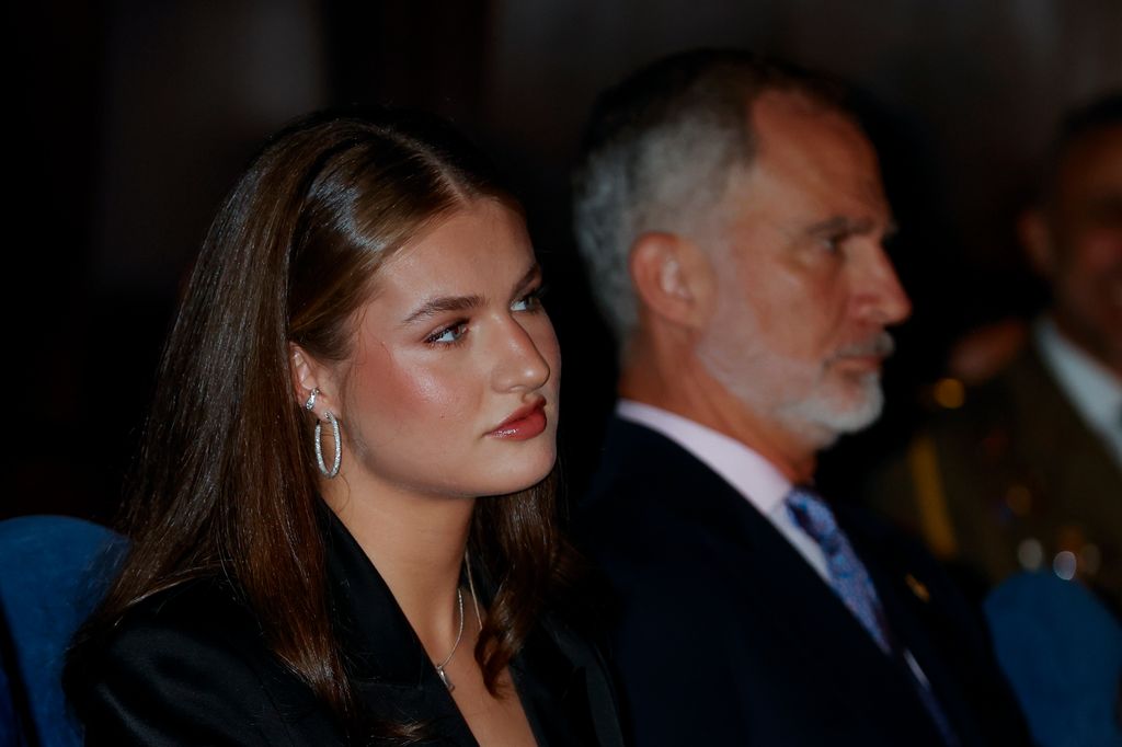 La princesa Leonor, como nunca la habíamos visto: marca cintura y se pasa a las joyas XXL con los aros brillantes de la reina Letizia en el concierto de los Premios Princesa de Asturias 2026