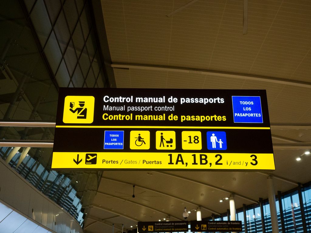 Si tu DNI o pasaporte no cumplen la vigencia mínima exigida por el país de destino, pueden denegarte el embarque o incluso la entrada en frontera, aunque el documento no esté oficialmente caducado