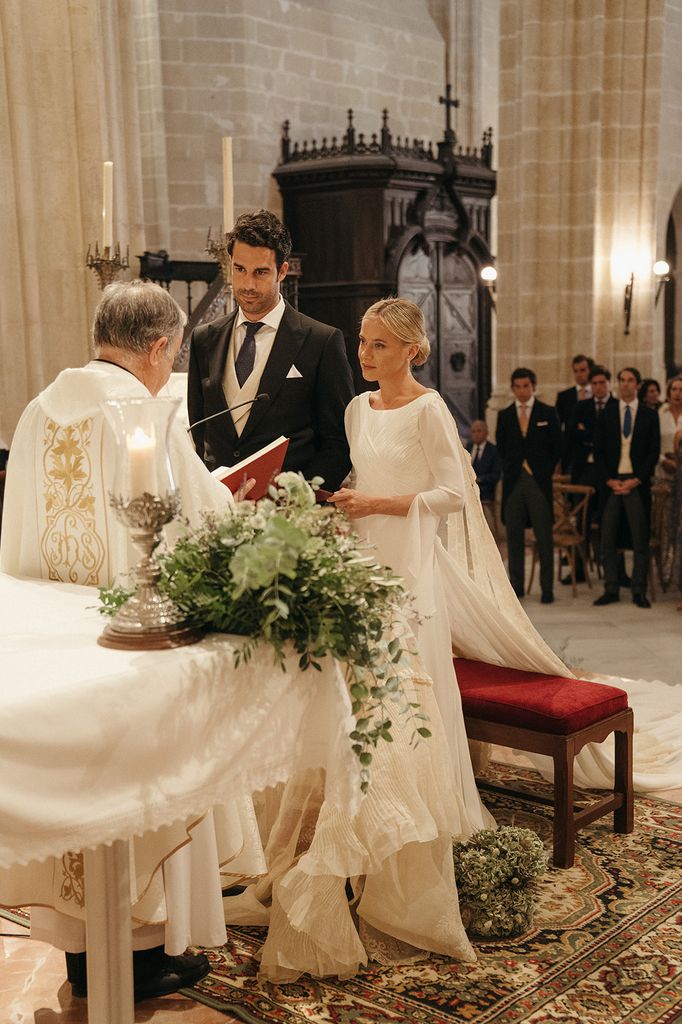 Victoria con vestido drapeado con mangas georgette de Fátima González