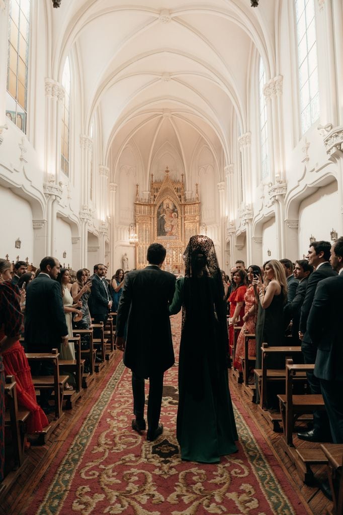 Madrina con mantilla dentro del protocolo de entrada a la iglesia en una boda