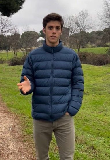 Pablo, el hijo menor de Quique Sánchez Flores, además de futbolista es un joven emprendedor