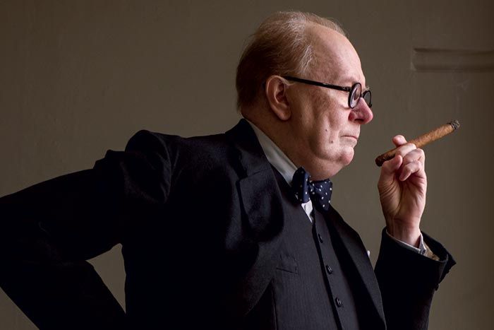 Gary Oldman es el claro favorito a alzarse con el OScar a mejor actor por 'El instante más oscuro'. Su papel de Winston Churchill podría darle el triunfo a este actor, uno de los más versátiles y camaleónicos de su generación
