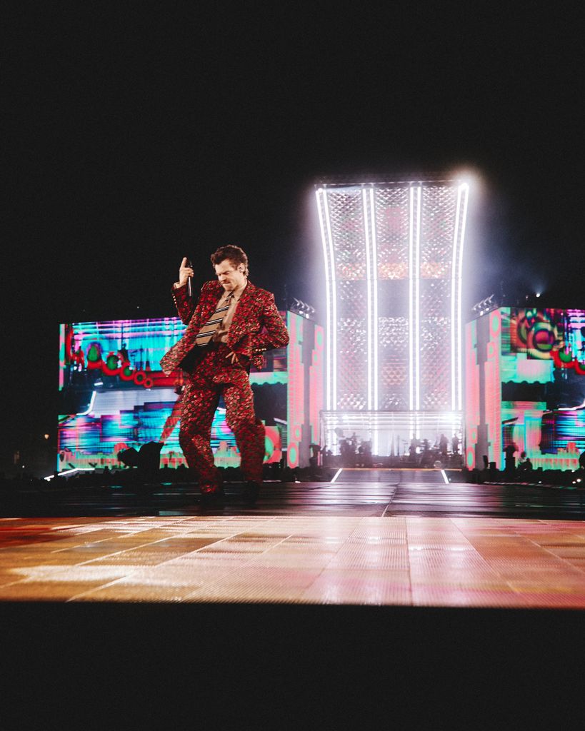 Harry Styles en un traje hecho a la medida por Chanel en la Ciudad de México.