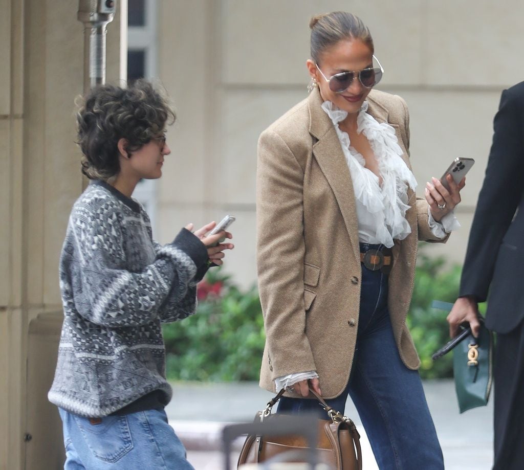 Jennifer Lopez disfrutó de un almuerzo con su hija Emme en Beverly Hills.