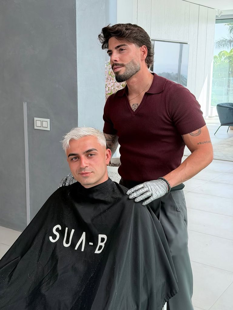El futbolista en la peluquería en la que se ha hecho su cambio de look.