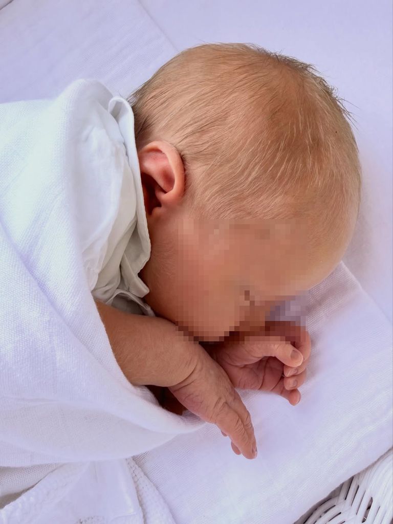 El bebé recién nacido duerme plácidamente